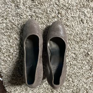 Women’s reptile brown pumps
